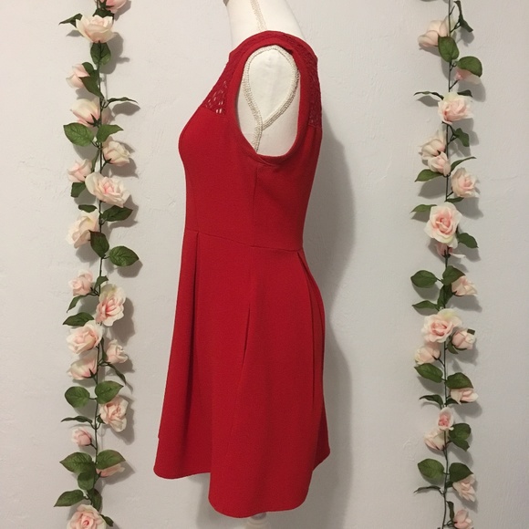 Red Lace Sleeveless Dress - Picture 4 of 7